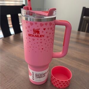 Stanley 40 oz Sweet Hearts H2.0 Flowstate Quencher Tumbler NEW